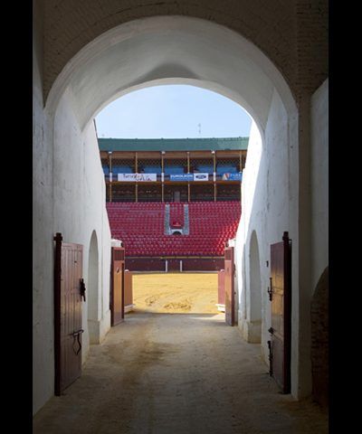 Interior arquitectónico del coso