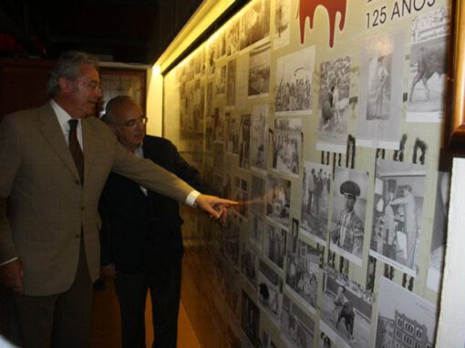 Una exposición fotográfica resume en imágenes la historia de la tauromaquia en Murcia