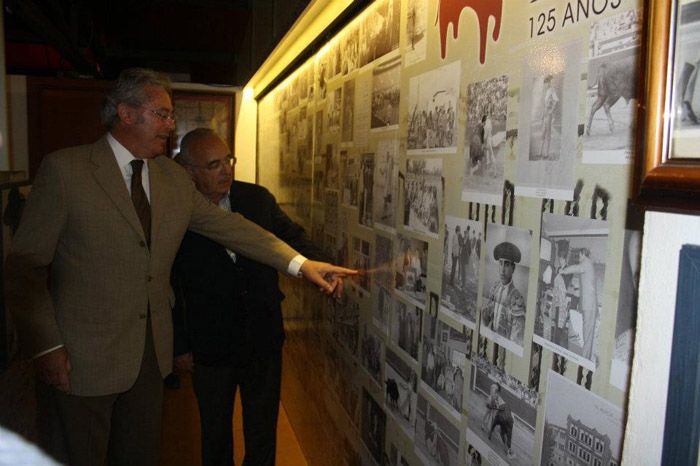 Una exposición fotográfica resume en imágenes la historia de la tauromaquia en Murcia