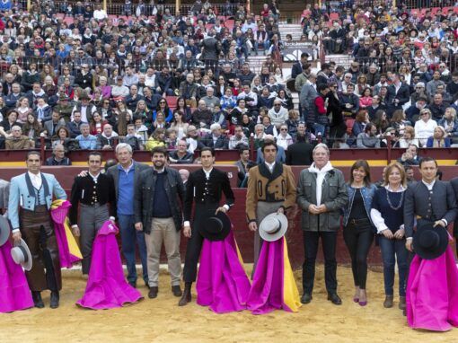 Trece orejas y tres rabos en el festival contra el cáncer de Murcia.
