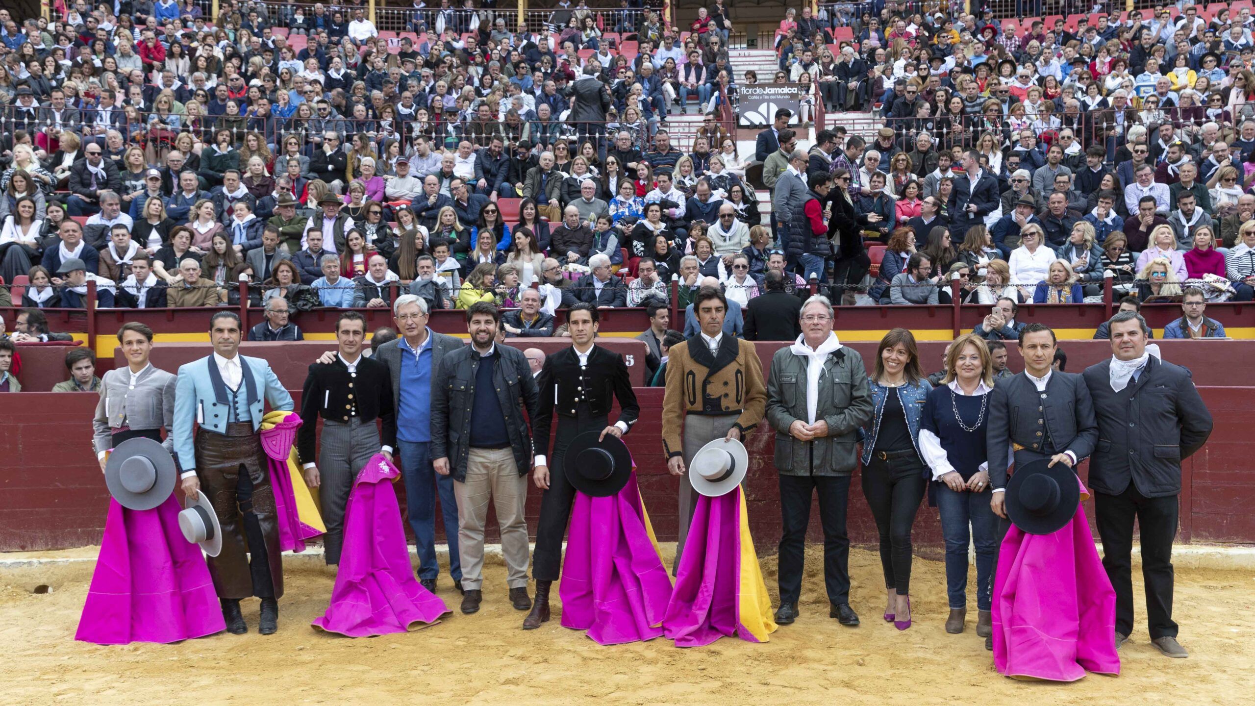 Trece orejas y tres rabos en el festival contra el cáncer de Murcia.