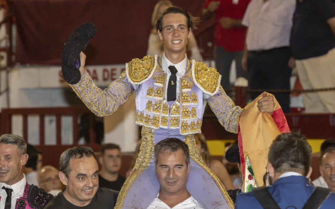 José María Trigueros corta dos orejas y sale a hombros
