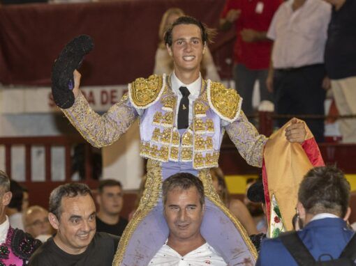 José María Trigueros corta dos orejas y sale a hombros