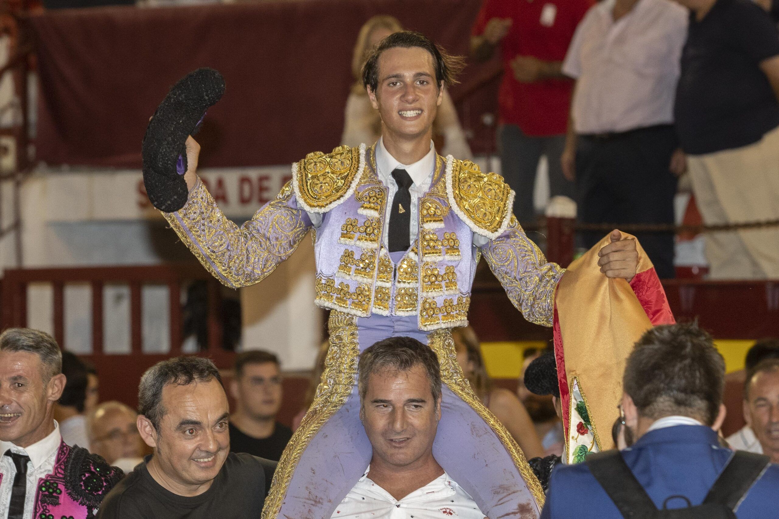 José María Trigueros corta dos orejas y sale a hombros
