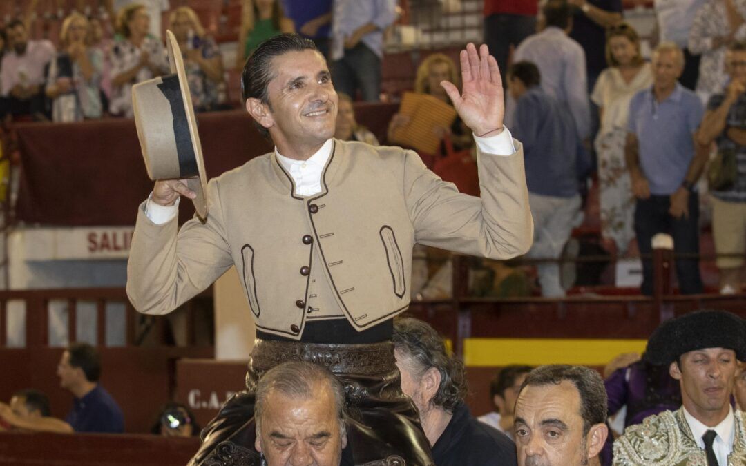 Diego Ventura corta tres orejas y sale a hombros en el cierre de la feria