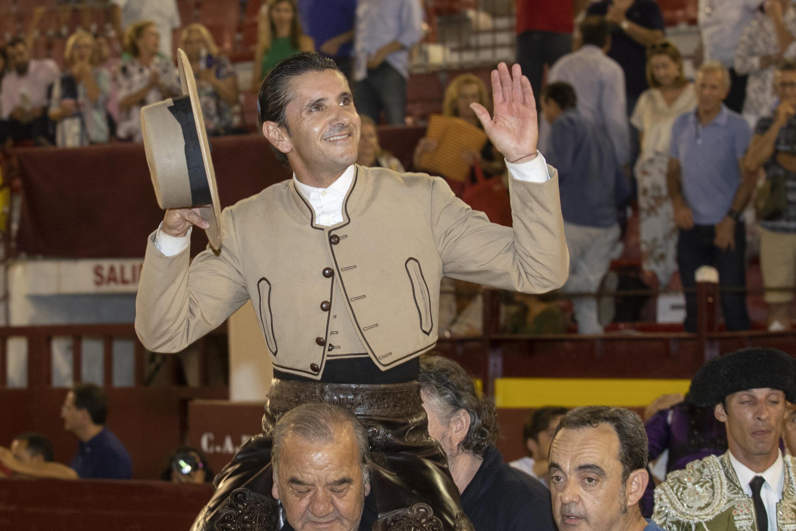 Diego Ventura corta tres orejas y sale a hombros en el cierre de la feria