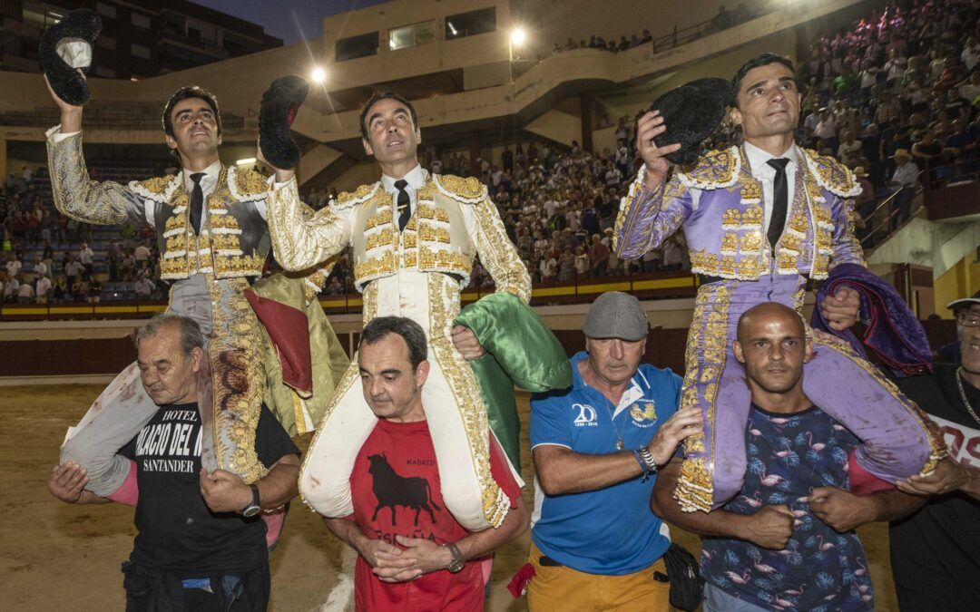 Enrique Ponce, Perera y Ureña salen a hombros en el 20 aniversario de Abarán