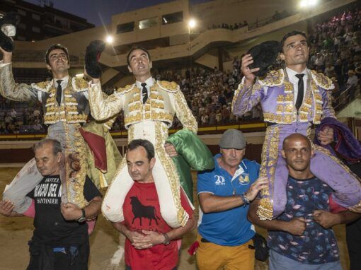 Enrique Ponce, Perera y Ureña salen a hombros en el 20 aniversario de Abarán