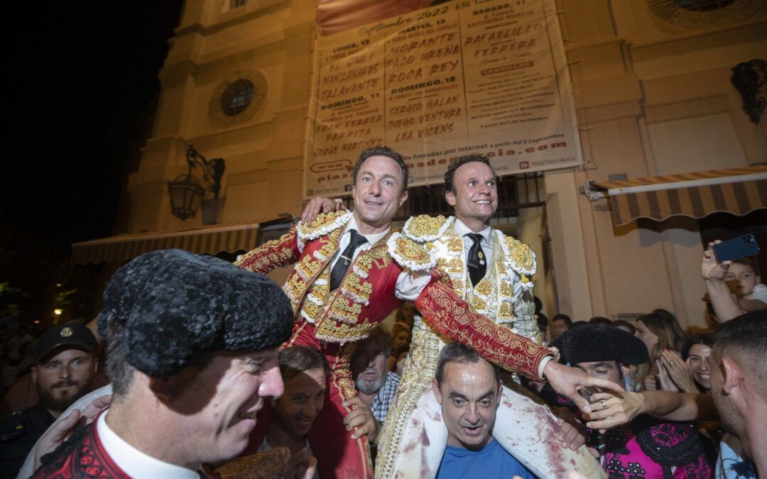 Rafaelillo y Antonio Ferrera salen a hombros en el mano a mano de Victorino