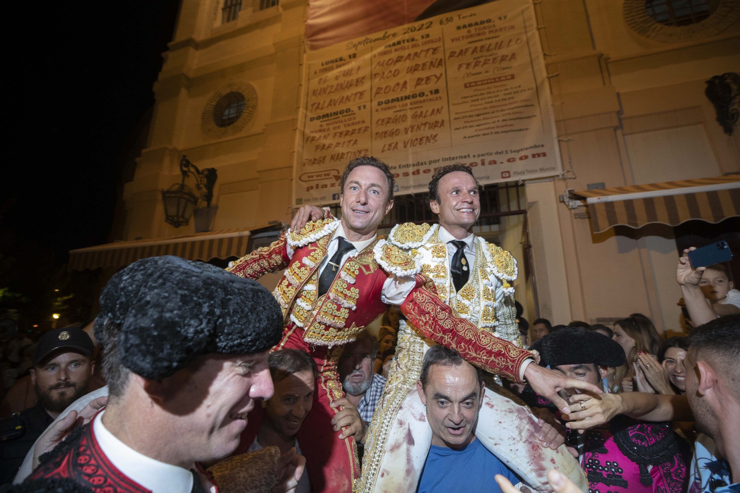 Rafaelillo y Antonio Ferrera salen a hombros en el mano a mano de Victorino
