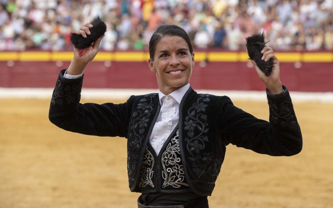 Sergio Galán, Ventura, que corta un rabo, y Lea Vicens salen a hombros en el cierre de la feria