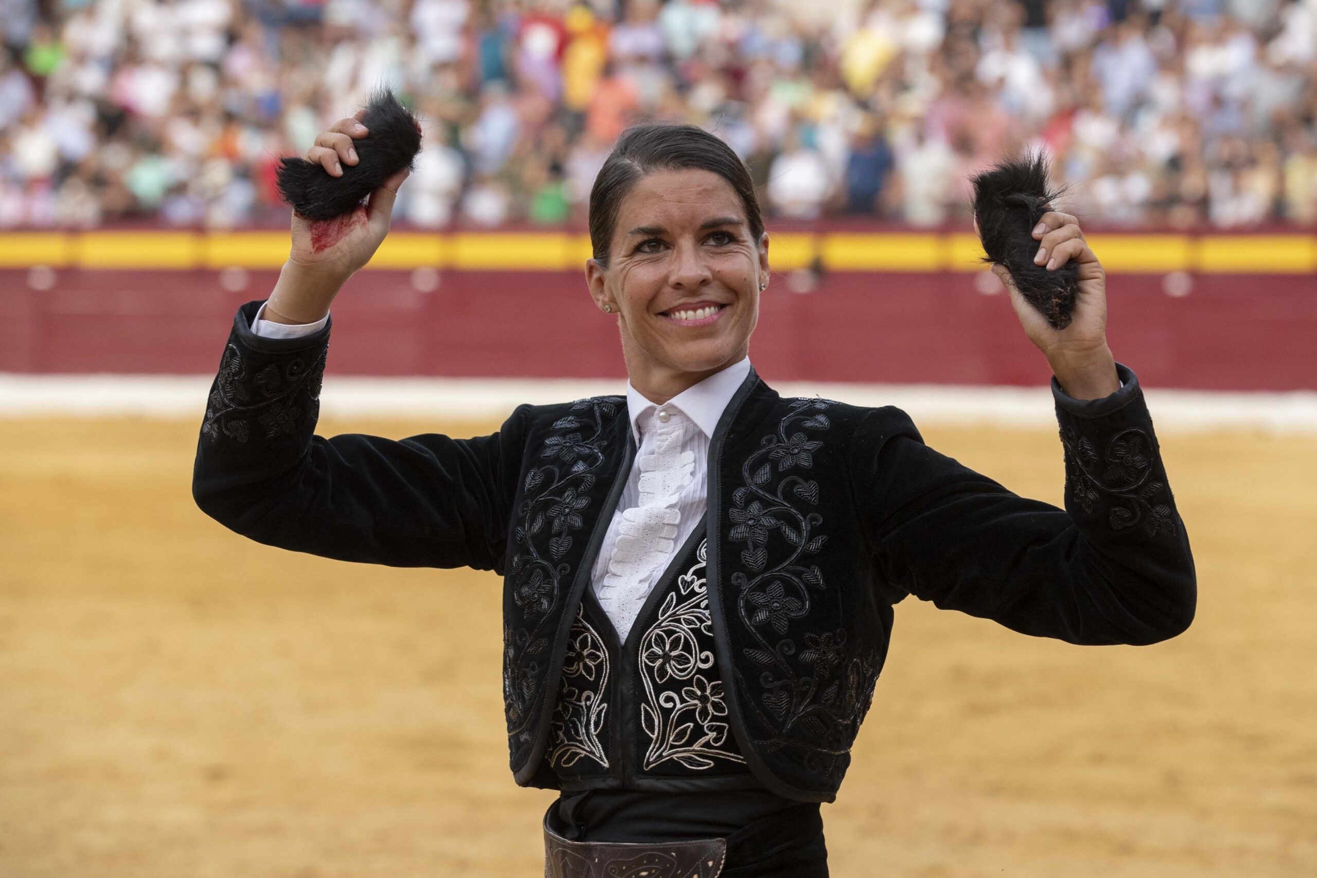 Sergio Galán, Ventura, que corta un rabo, y Lea Vicens salen a hombros en el cierre de la feria