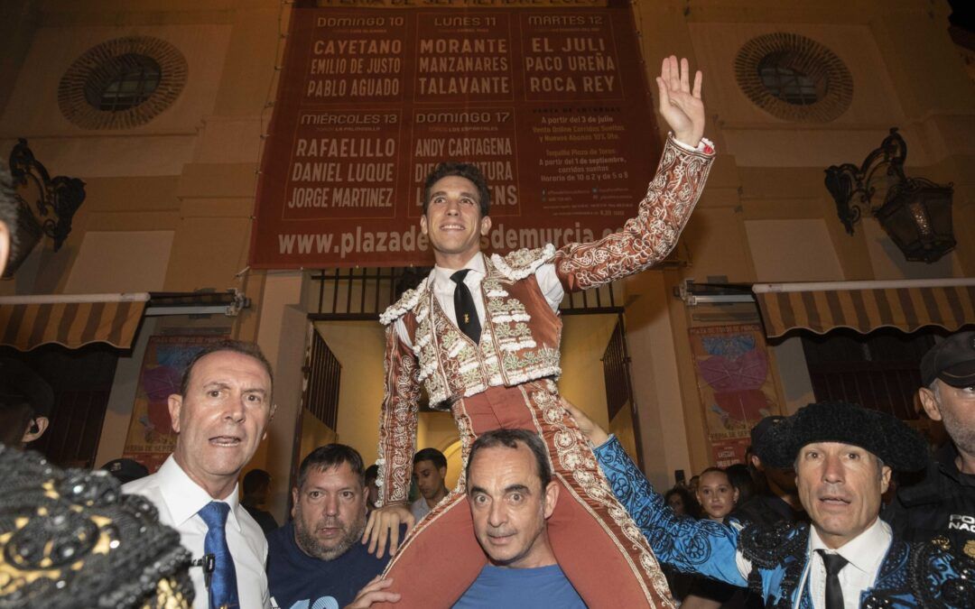 Ginés Marín abre la Puerta Grande en la primera de Murcia