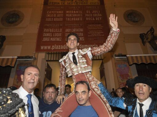 Ginés Marín abre la Puerta Grande en la primera de Murcia