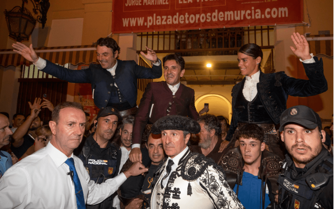 Ventura corta un rabo y sale a hombros con Andy Cartagena y Lea Vicens en el cierre de Murcia