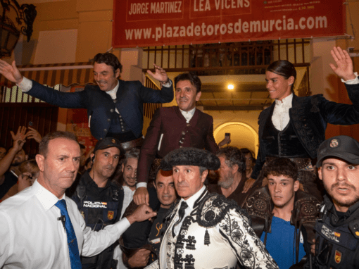 Ventura corta un rabo y sale a hombros con Andy Cartagena y Lea Vicens en el cierre de Murcia
