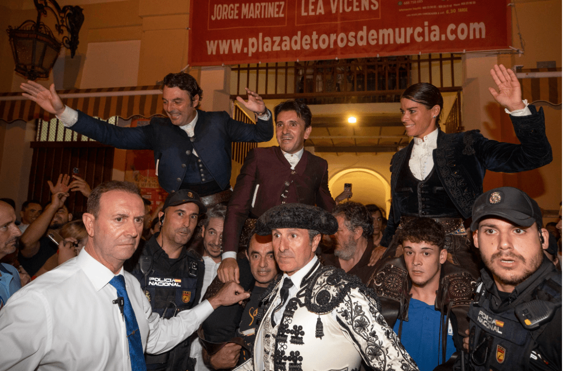 Ventura corta un rabo y sale a hombros con Andy Cartagena y Lea Vicens en el cierre de Murcia