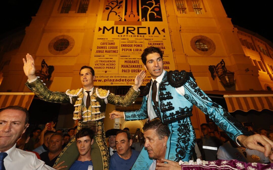 Cayetano y Daniel Luque salen a hombros en la primera de Murcia