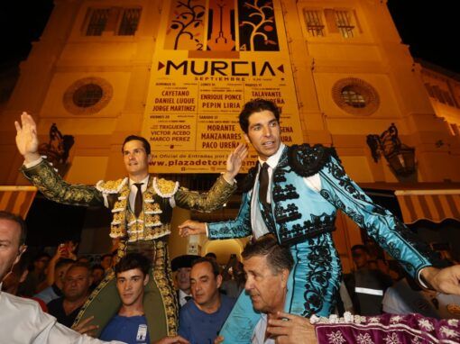 Cayetano y Daniel Luque salen a hombros en la primera de Murcia