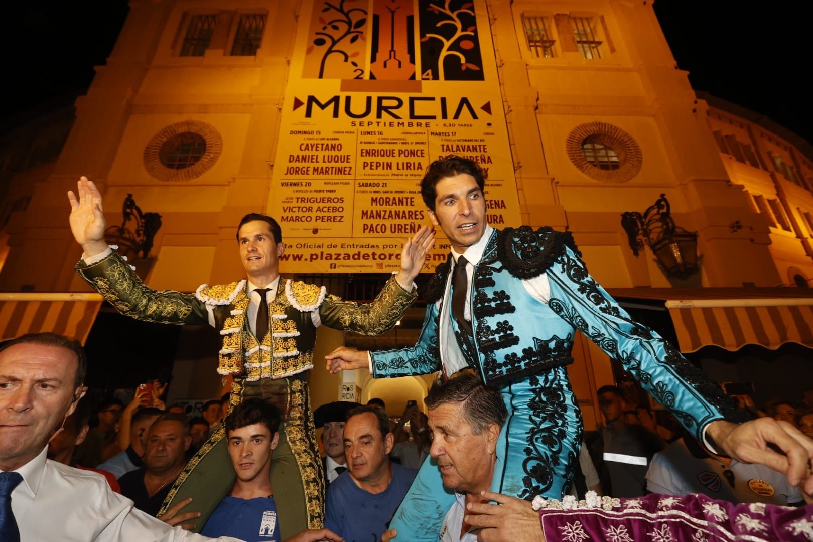 Cayetano y Daniel Luque salen a hombros en la primera de Murcia