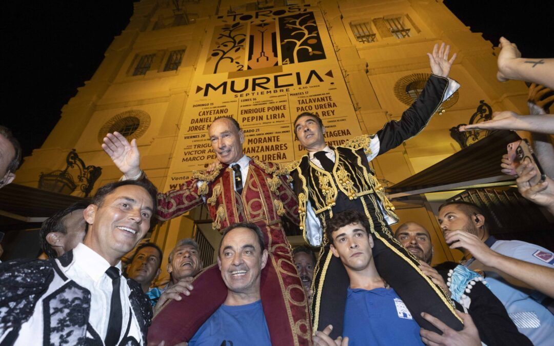 Enrique Ponce y Pepín Liria cortan tres orejas y salen a hombros en el mano a mano de Murcia
