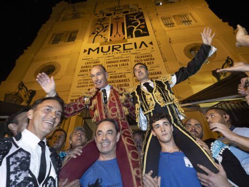 Enrique Ponce y Pepín Liria cortan tres orejas y salen a hombros en el mano a mano de Murcia