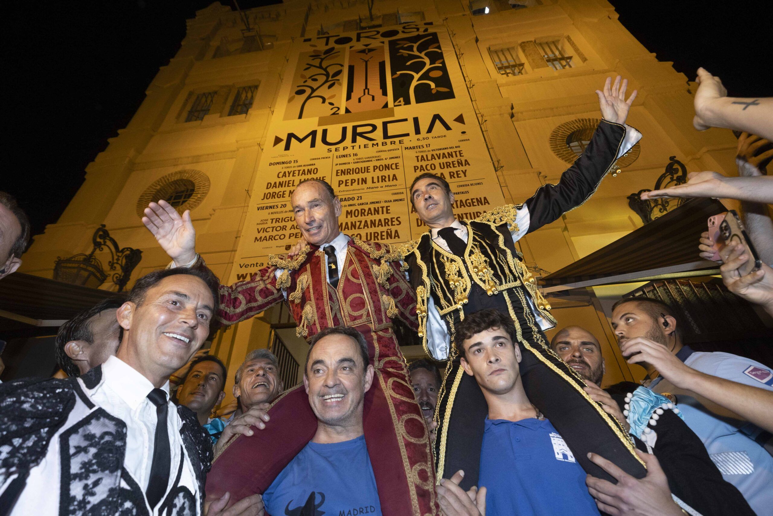 Enrique Ponce y Pepín Liria cortan tres orejas y salen a hombros en el mano a mano de Murcia