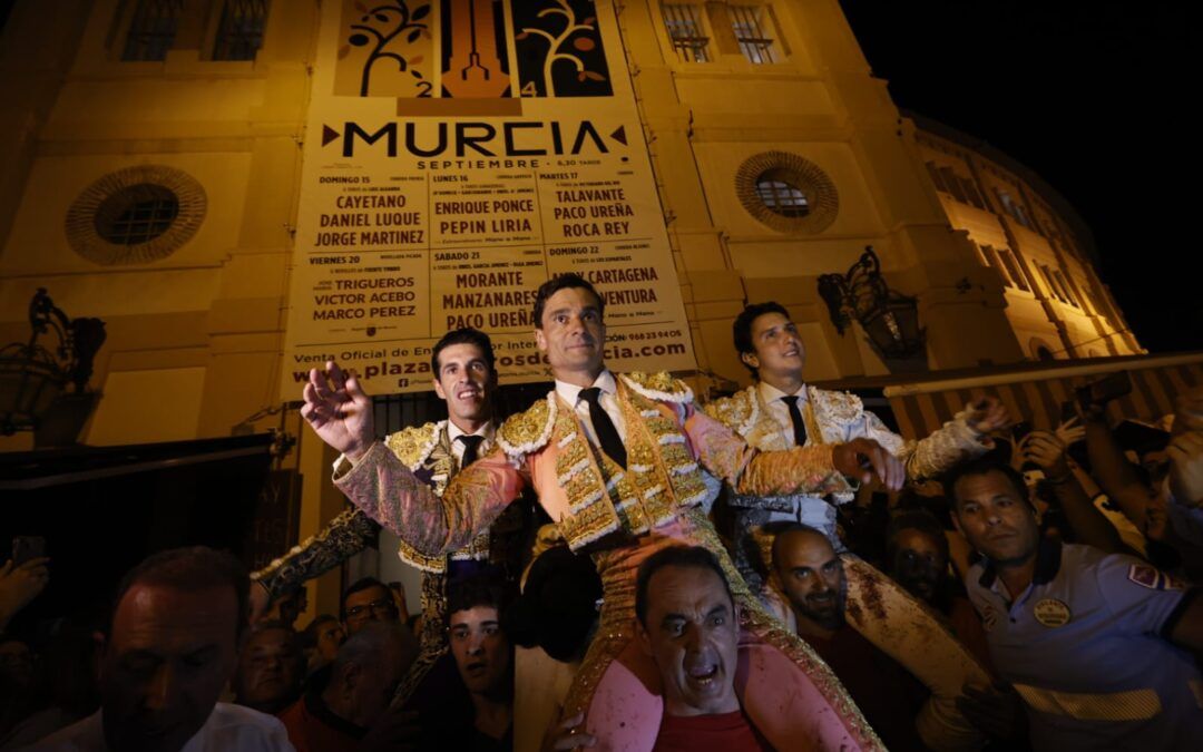 Talavante, Paco Ureña y Roca Rey salen a hombros en la tercera de Murcia
