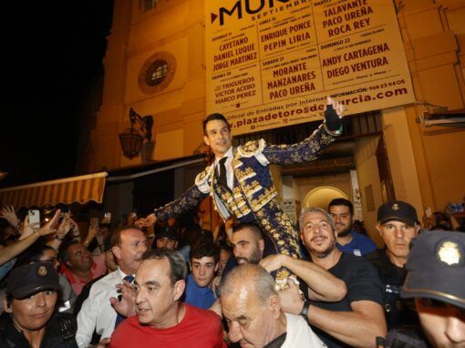 Gran tarde de Manzanares, que corta cuatro orejas y un rabo en la quinta de Murcia