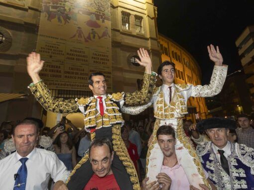 Emilio de Justo y Marco Pérez cortan tres orejas y salen a hombros en la quinta de feria