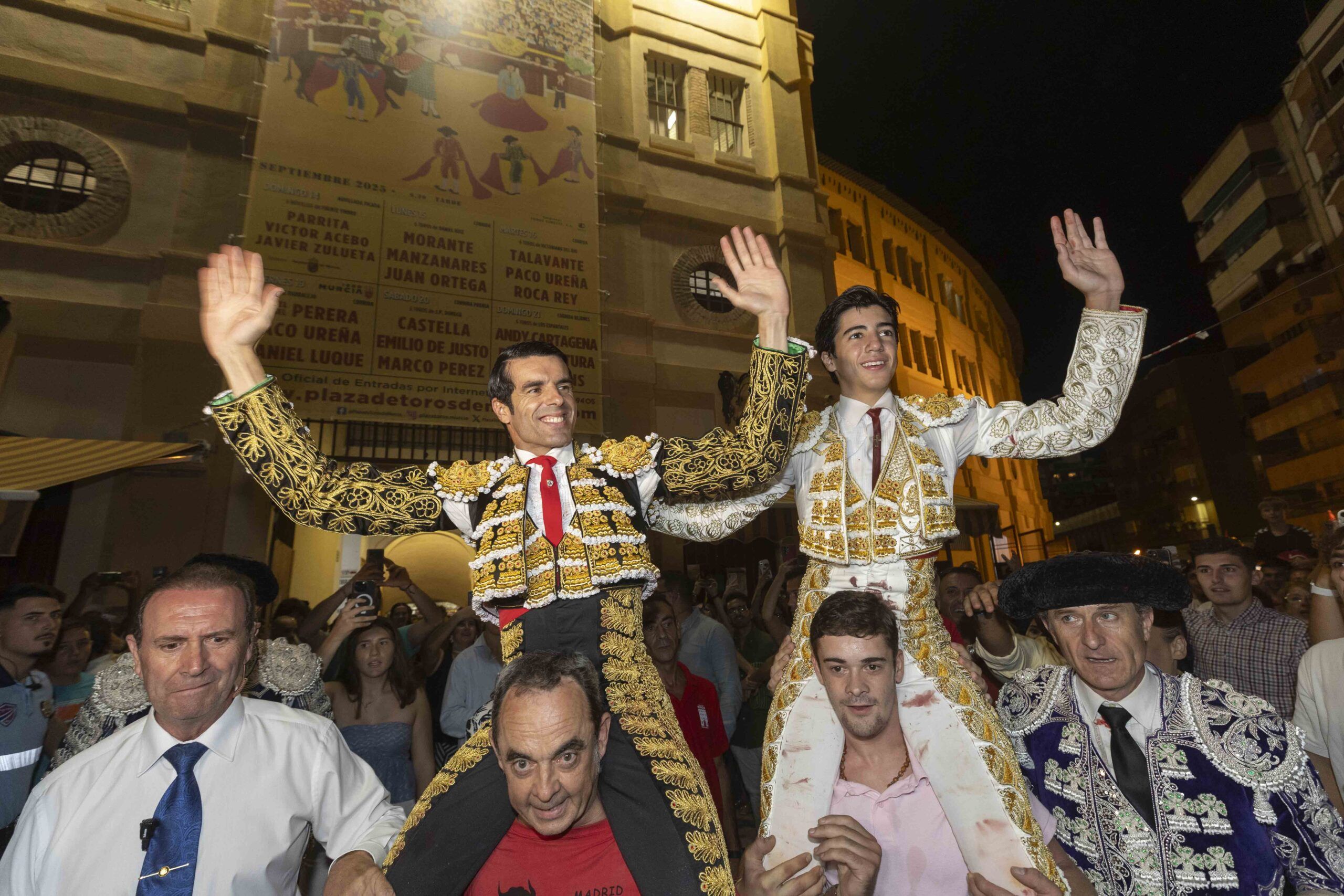 Emilio de Justo y Marco Pérez cortan tres orejas y salen a hombros en la quinta de feria
