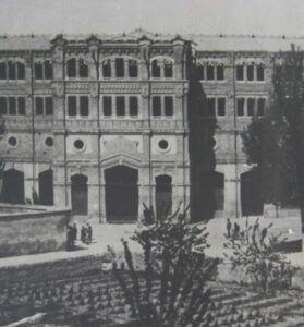 Fachada y patio de la Plaza de Toros de Murcia