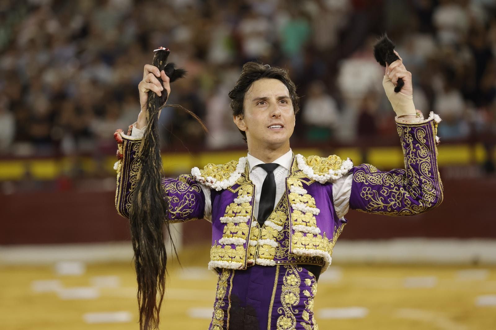 Roca Rey corta cuatro orejas y sale a hombros en la tercera de Murcia