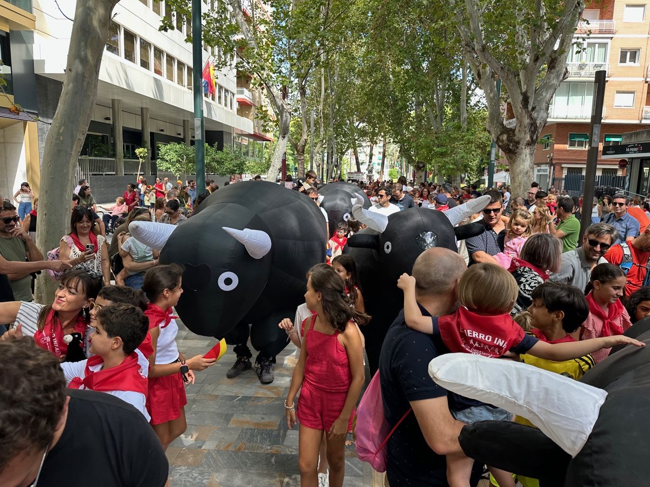 Un multitudinario encierro con toros hinchables abarrota de niños y familias el Paseo Alfonso X de Murcia