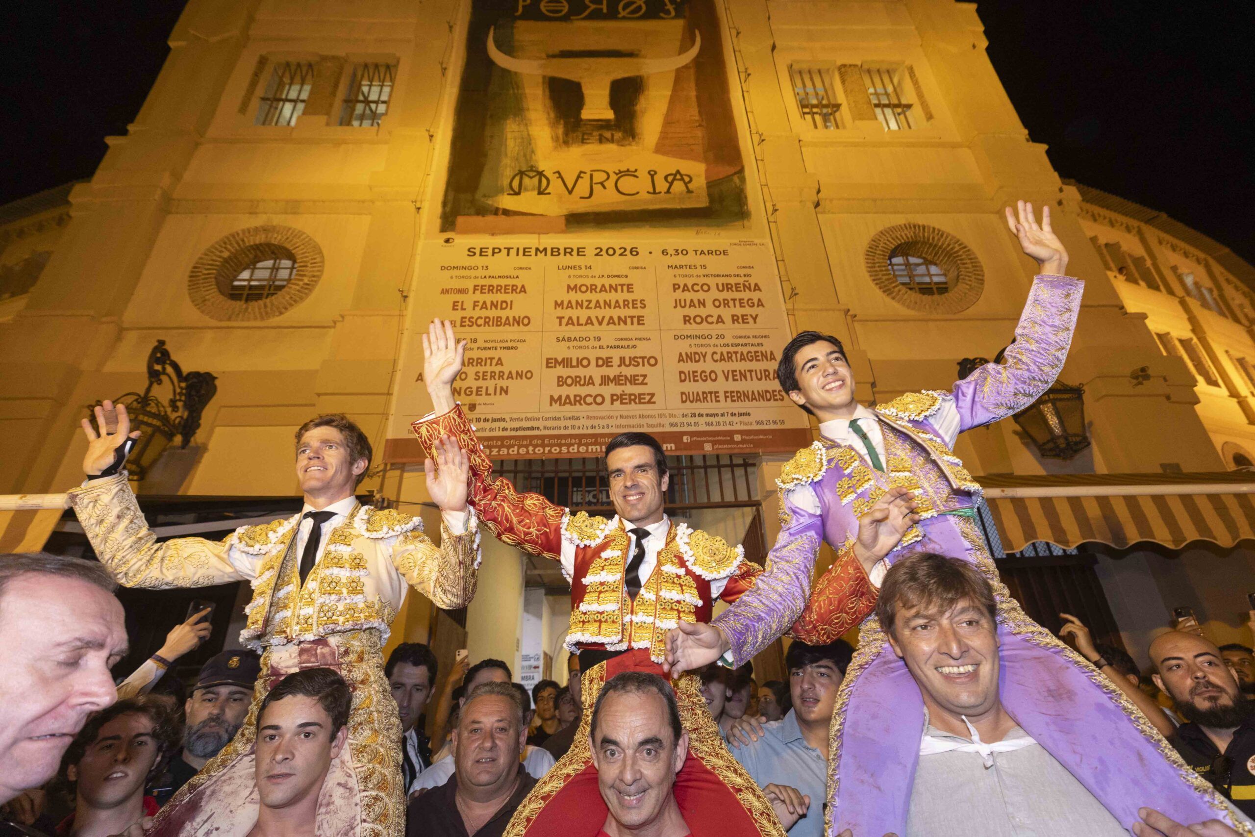 Marco Pérez corta cuatro orejas y un rabo y sale a hombros con Emilio de Justo y Borja Jiménez
