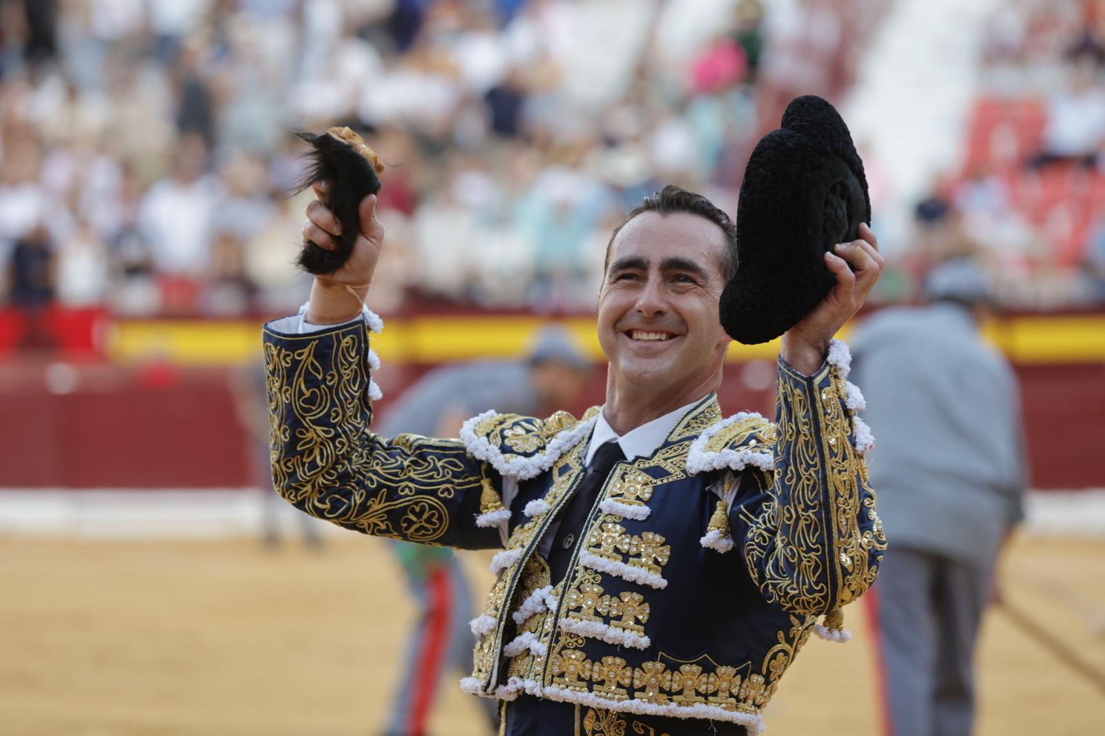El Fandi consigue la primera Puerta Grande de la Feria al cortar dos orejas